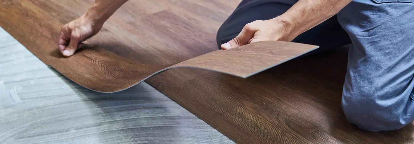 Verlegung eines Vinylbodens in Holzoptik